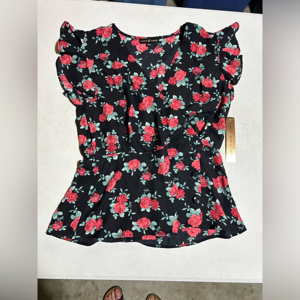 NWT Almost Famous Women’s Rose Floral V-Neck Blouse Size L